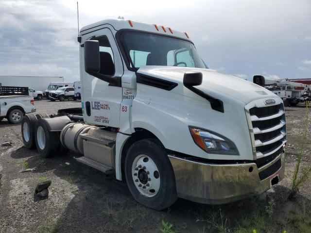  Salvage Freightliner Cascadia 1