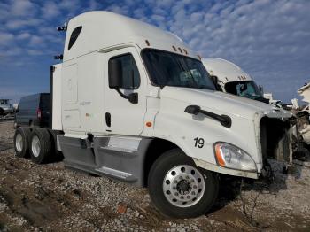  Salvage Freightliner Cascadia 1