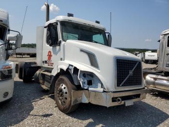  Salvage Volvo Vn