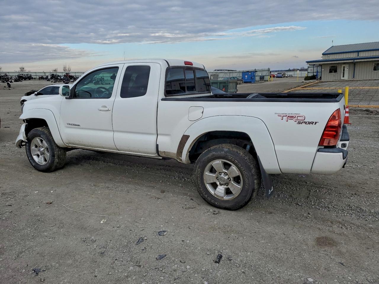Toyota Tacoma Access Cab Image 3