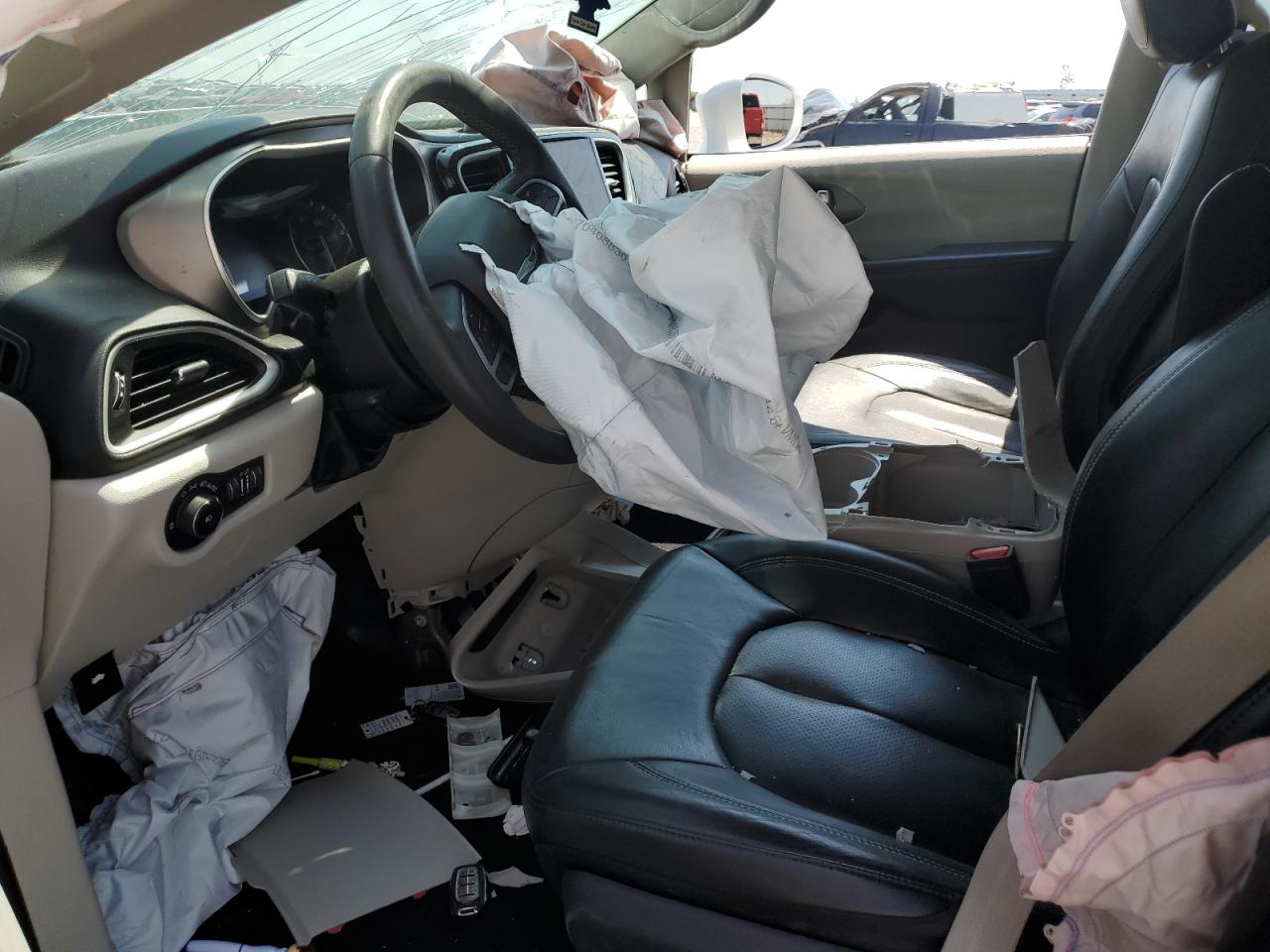 Chrysler Pacifica Touring L Image 12