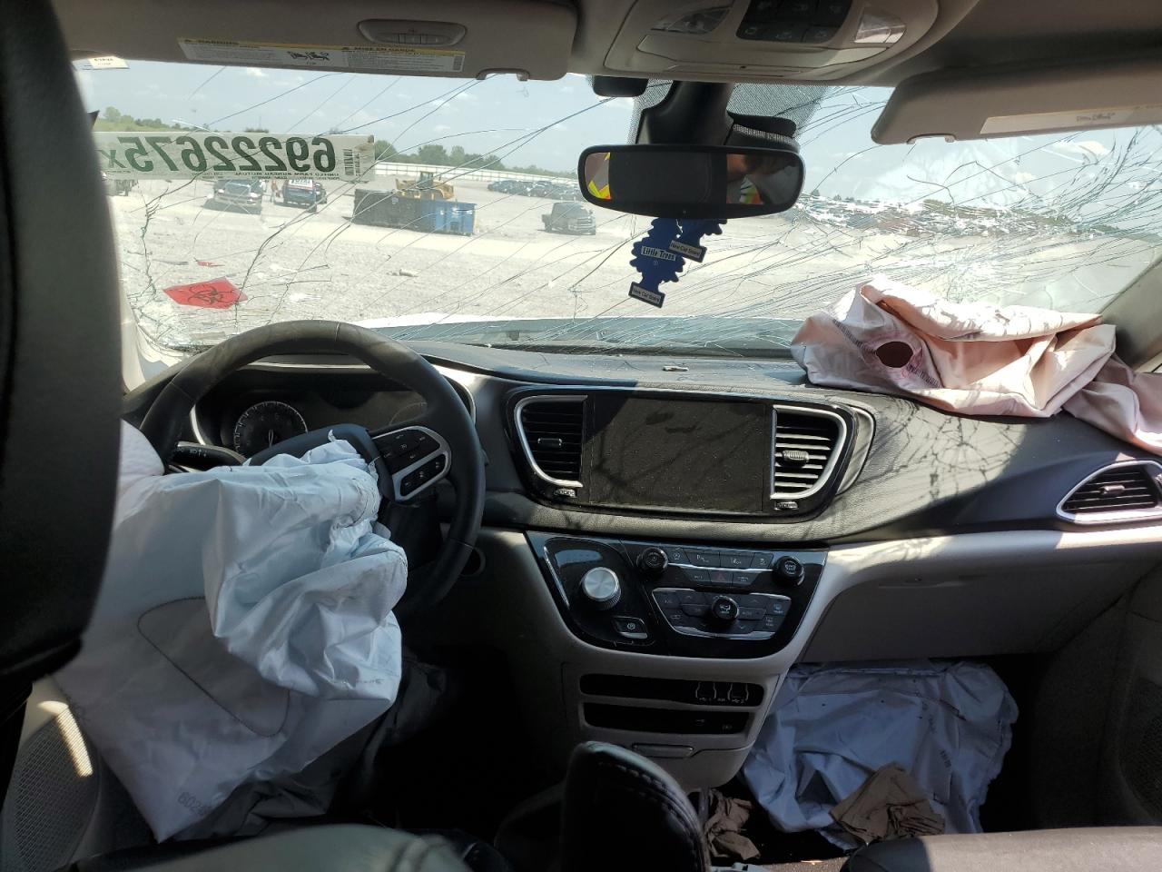 Chrysler Pacifica Touring L Image 11