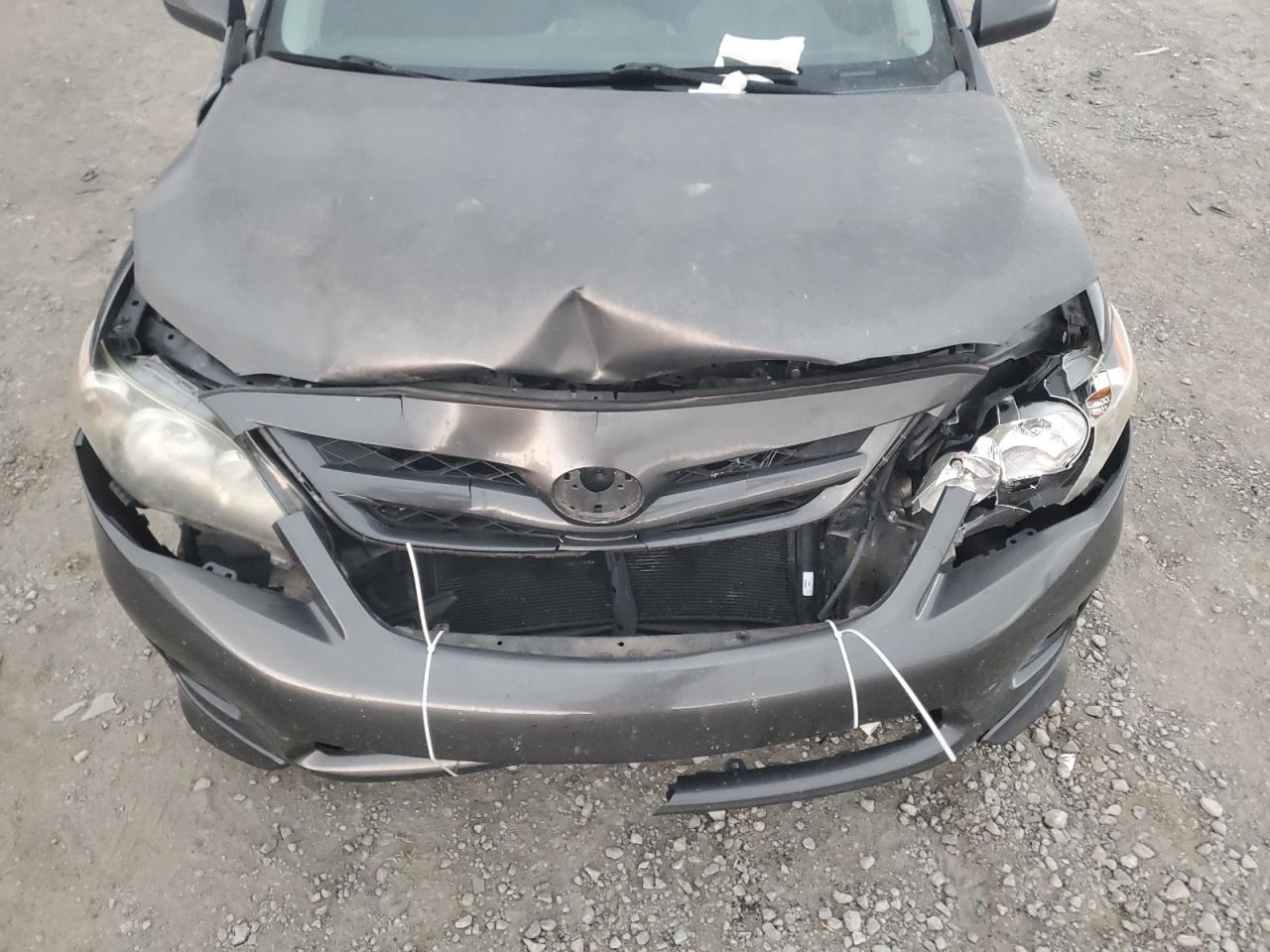 Toyota Corolla Base Image 10