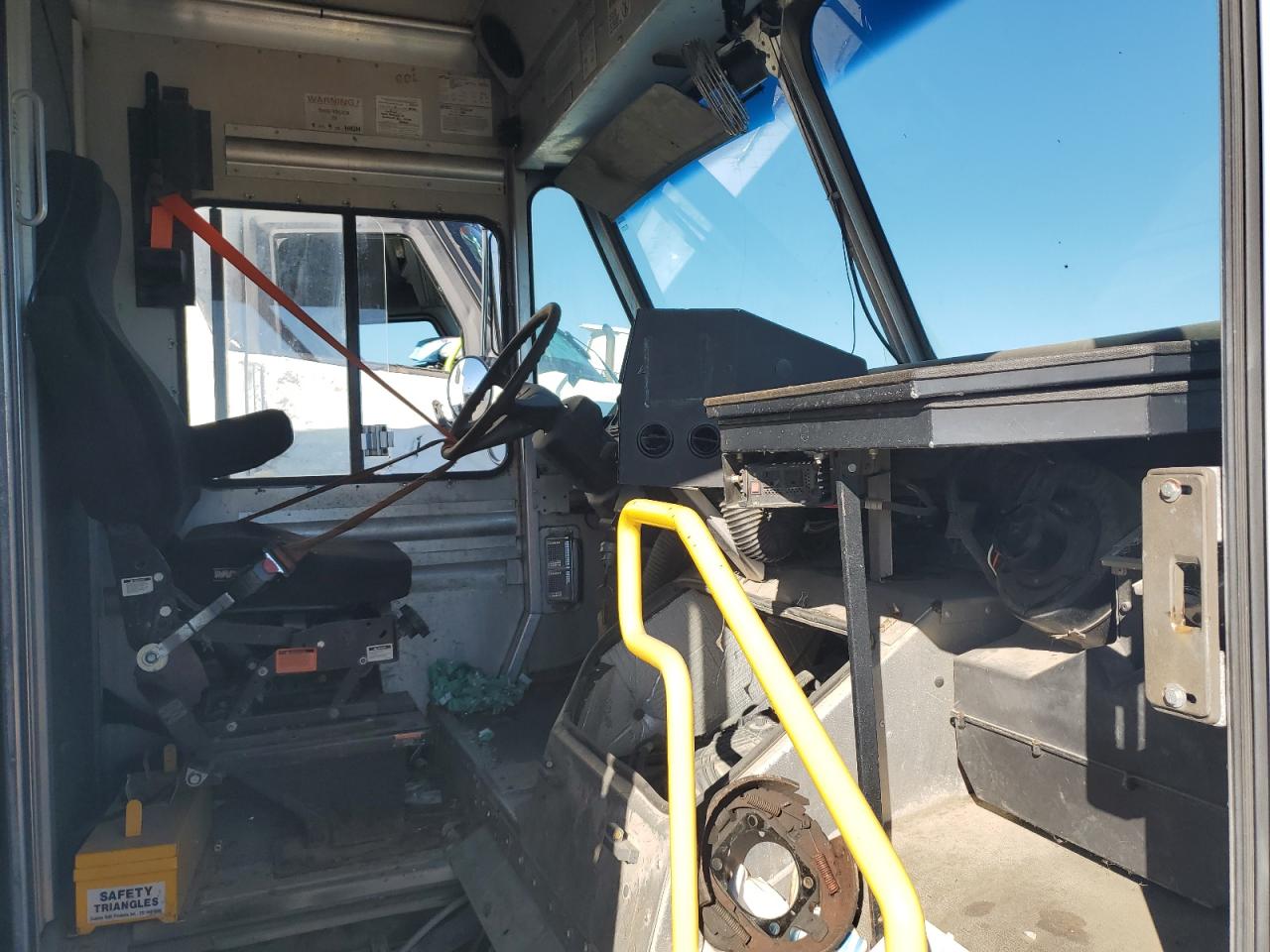 Freightliner Chassis M M Line Walk-in Van Image 10