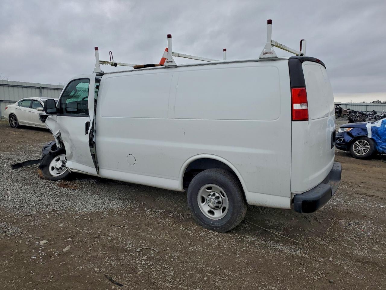 Chevrolet Express Image 3