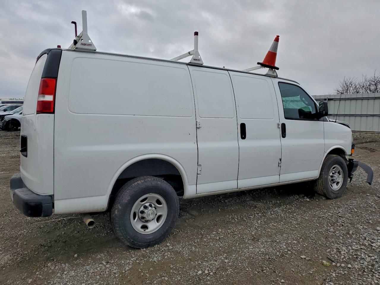 Chevrolet Express Image 13