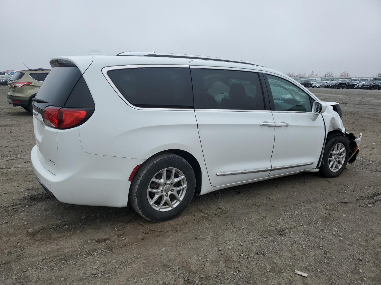 Chrysler Pacifica Touring L Image 3