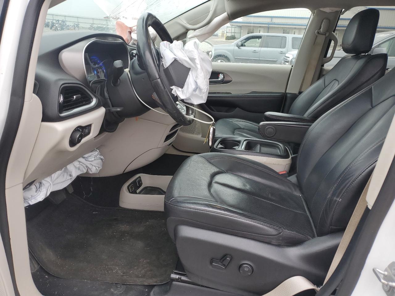 Chrysler Pacifica Touring L Image 4