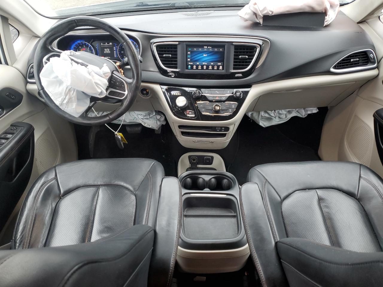 Chrysler Pacifica Touring L Image 10