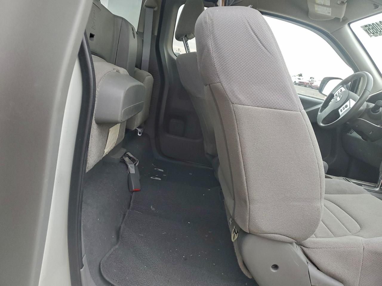 Nissan Frontier S Image 2