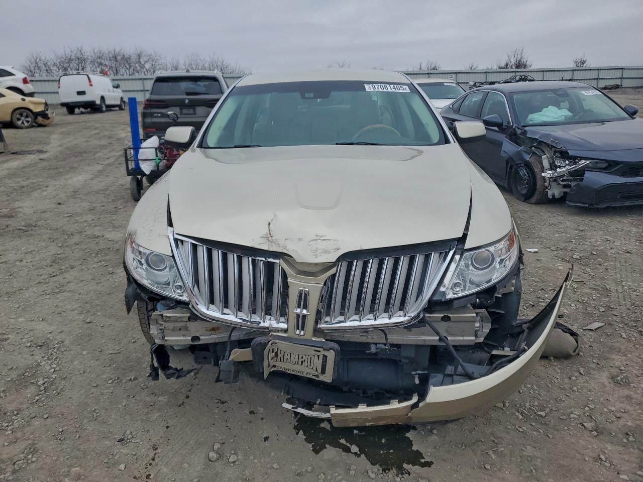 Lincoln MKS Image 8