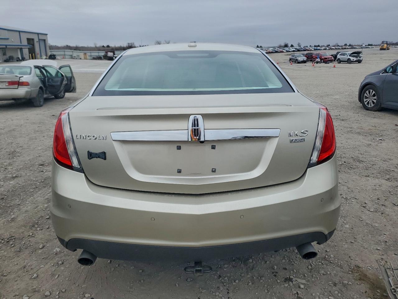 Lincoln MKS Image 12