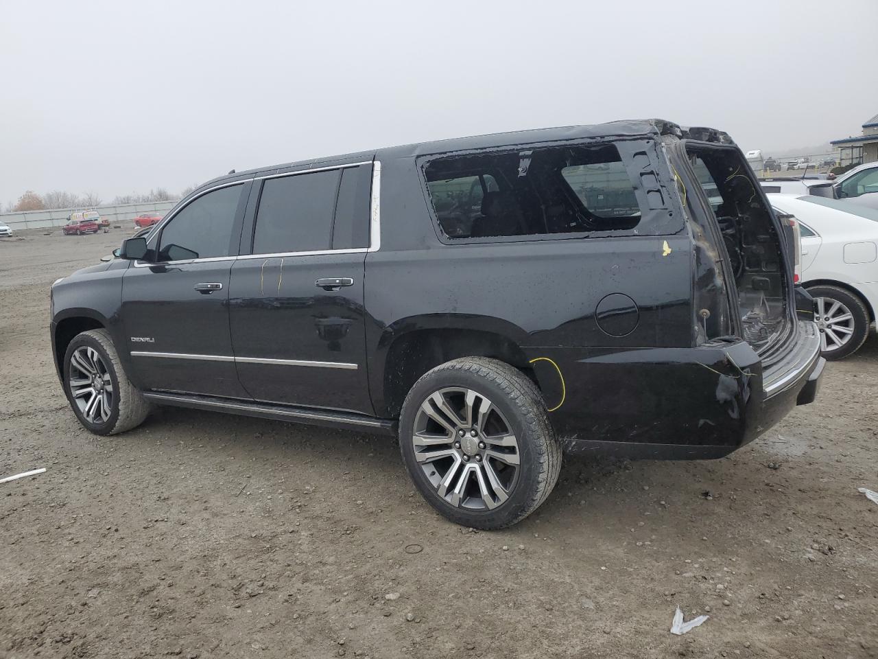 GMC Yukon Denali Image 2