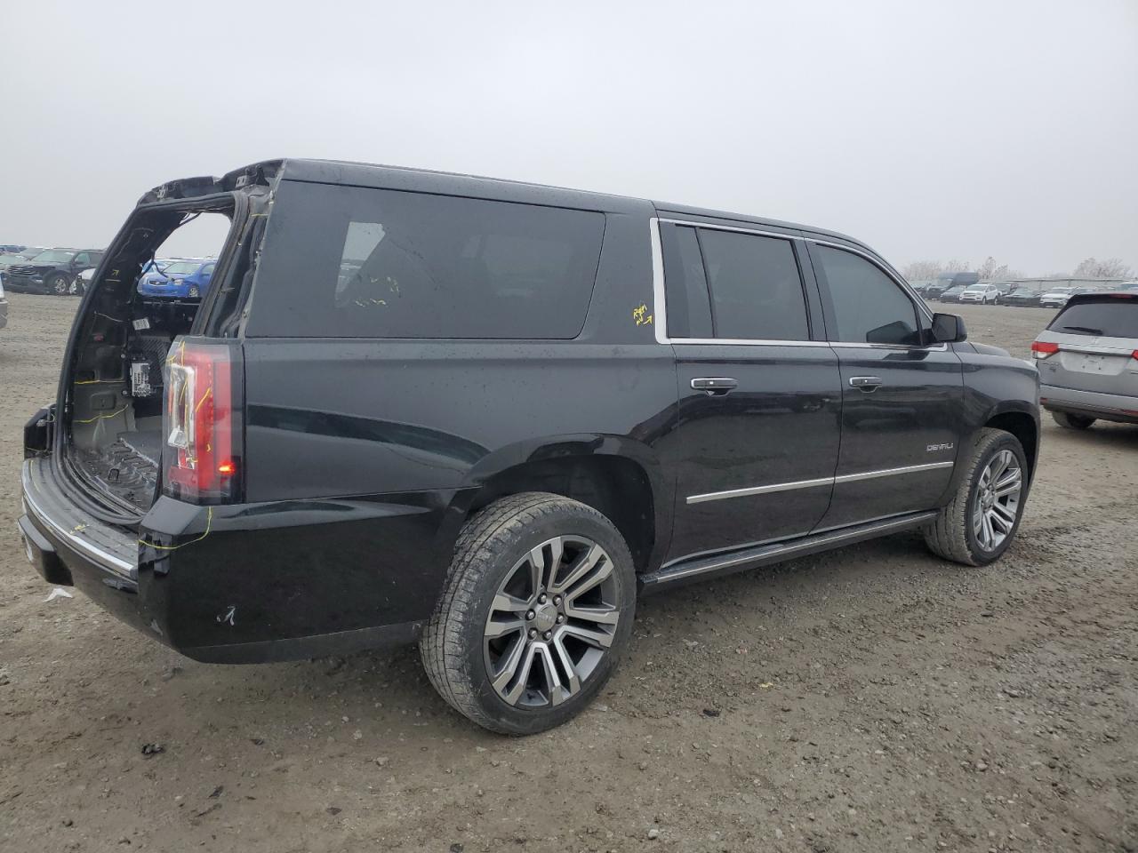 GMC Yukon Denali Image 5