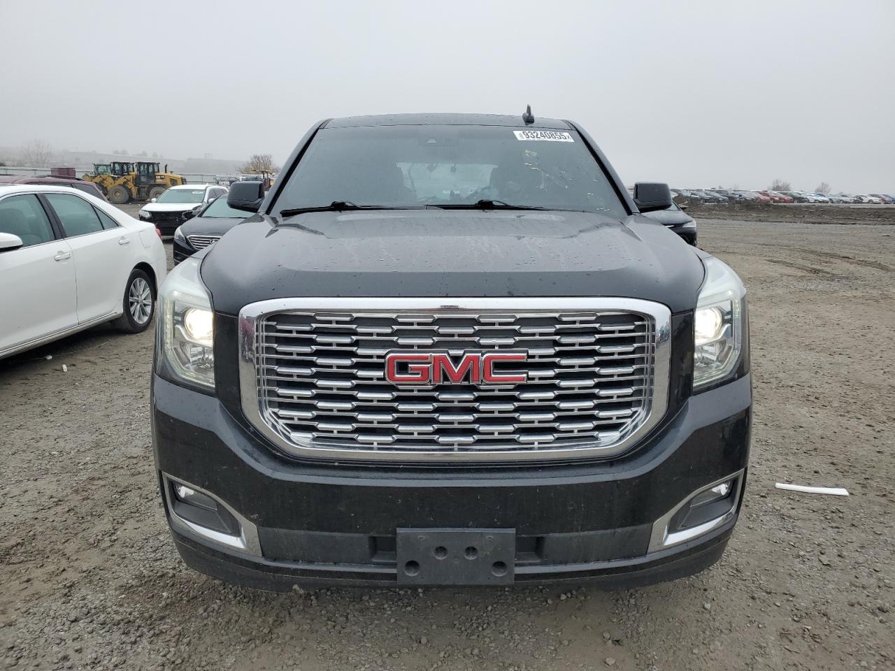 GMC Yukon Denali Image 4