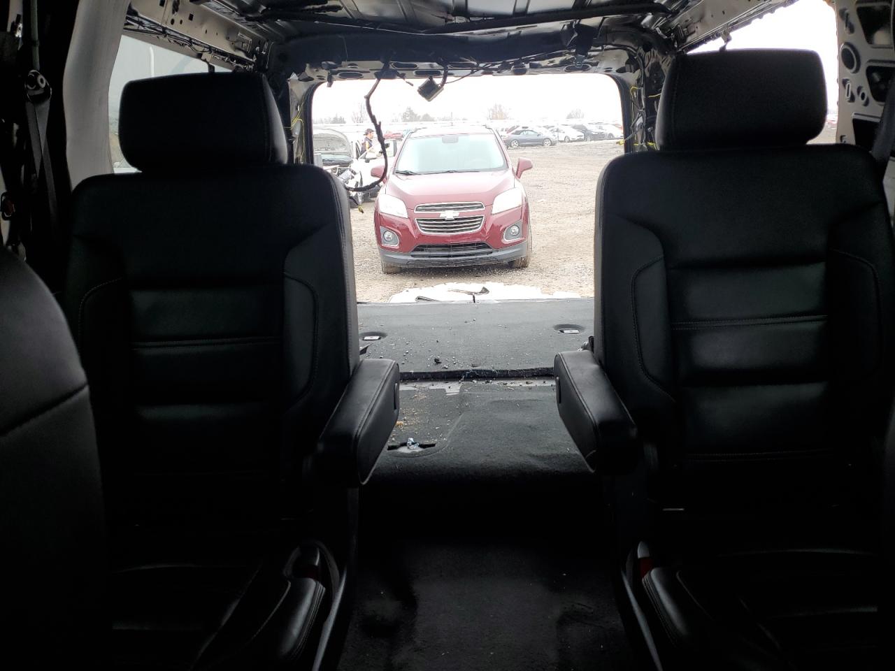 GMC Yukon Denali Image 14