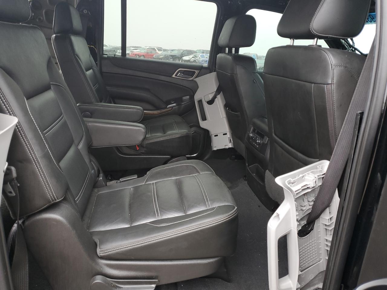 GMC Yukon Denali Image 6