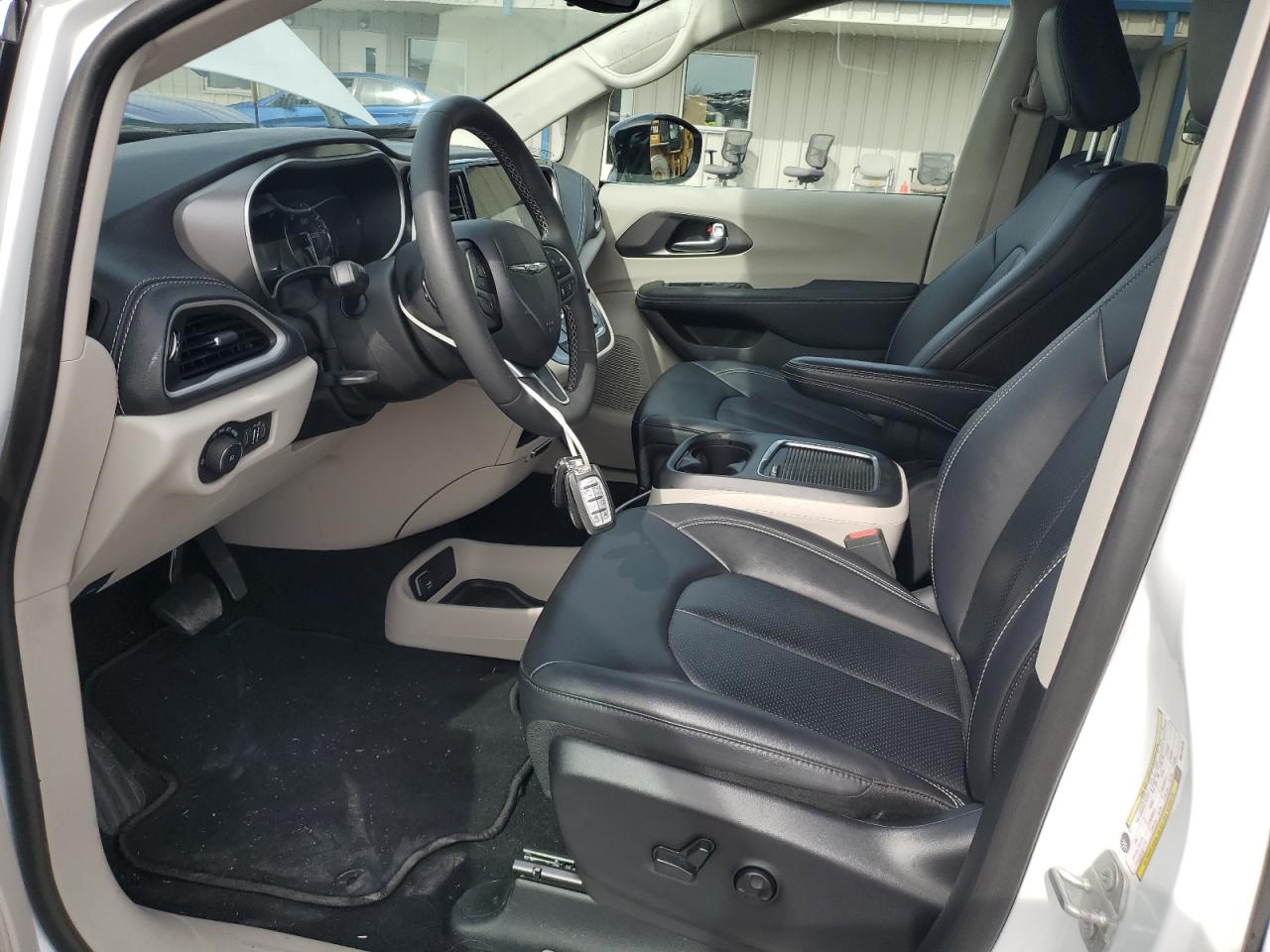 Chrysler Pacifica Touring L Image 3