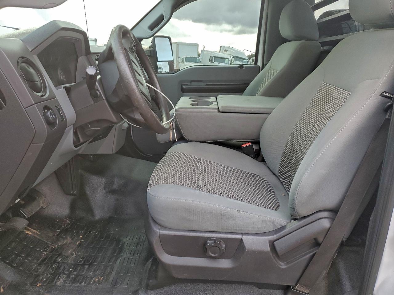 Ford F-350 Super Duty Image 2