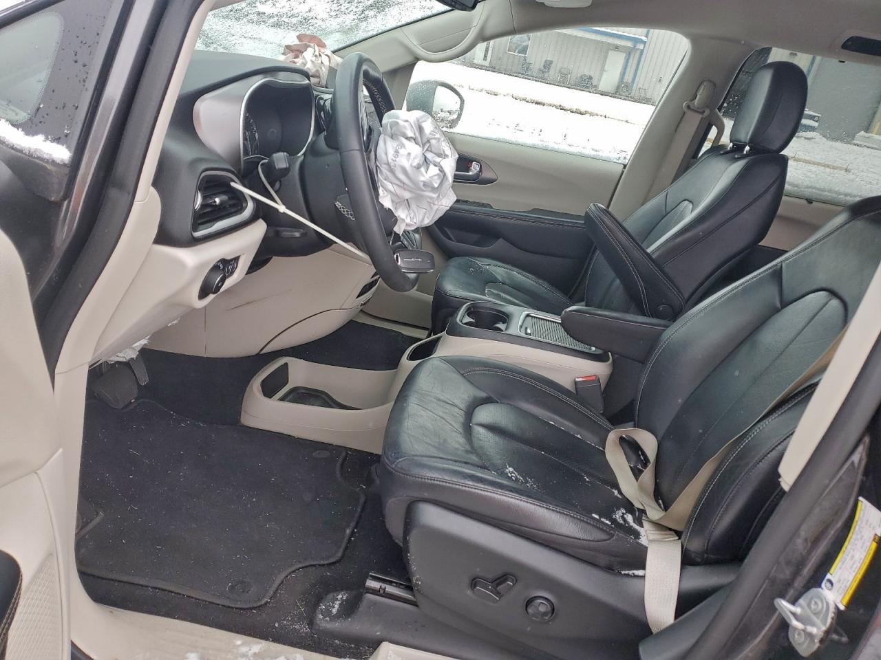 Chrysler Pacifica Touring L Image 12