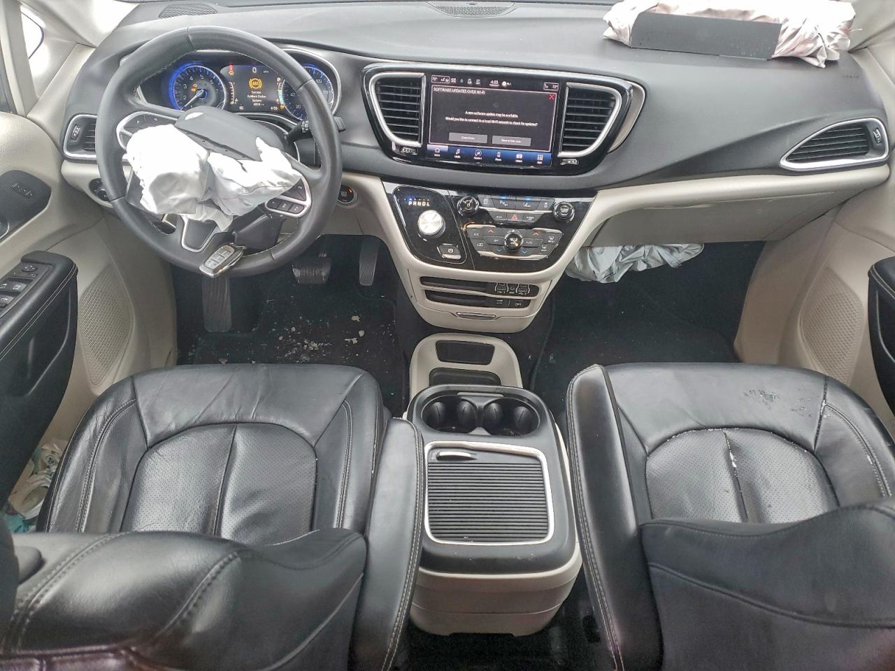 Chrysler Pacifica Touring L Image 8