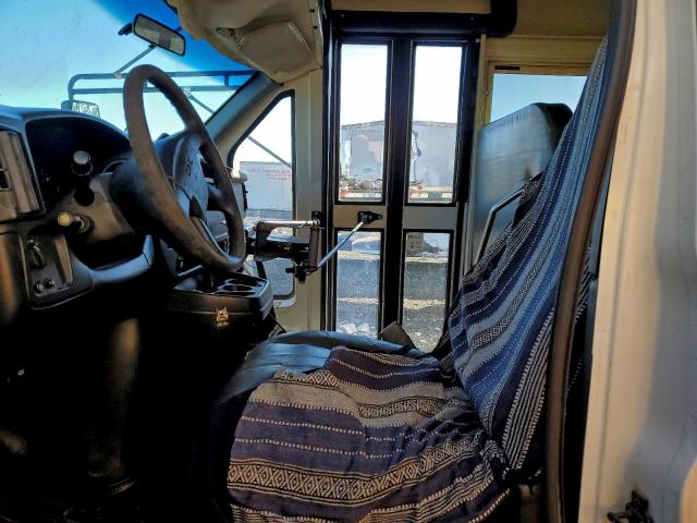 GMC Savana Cutaway G3500 Image 8