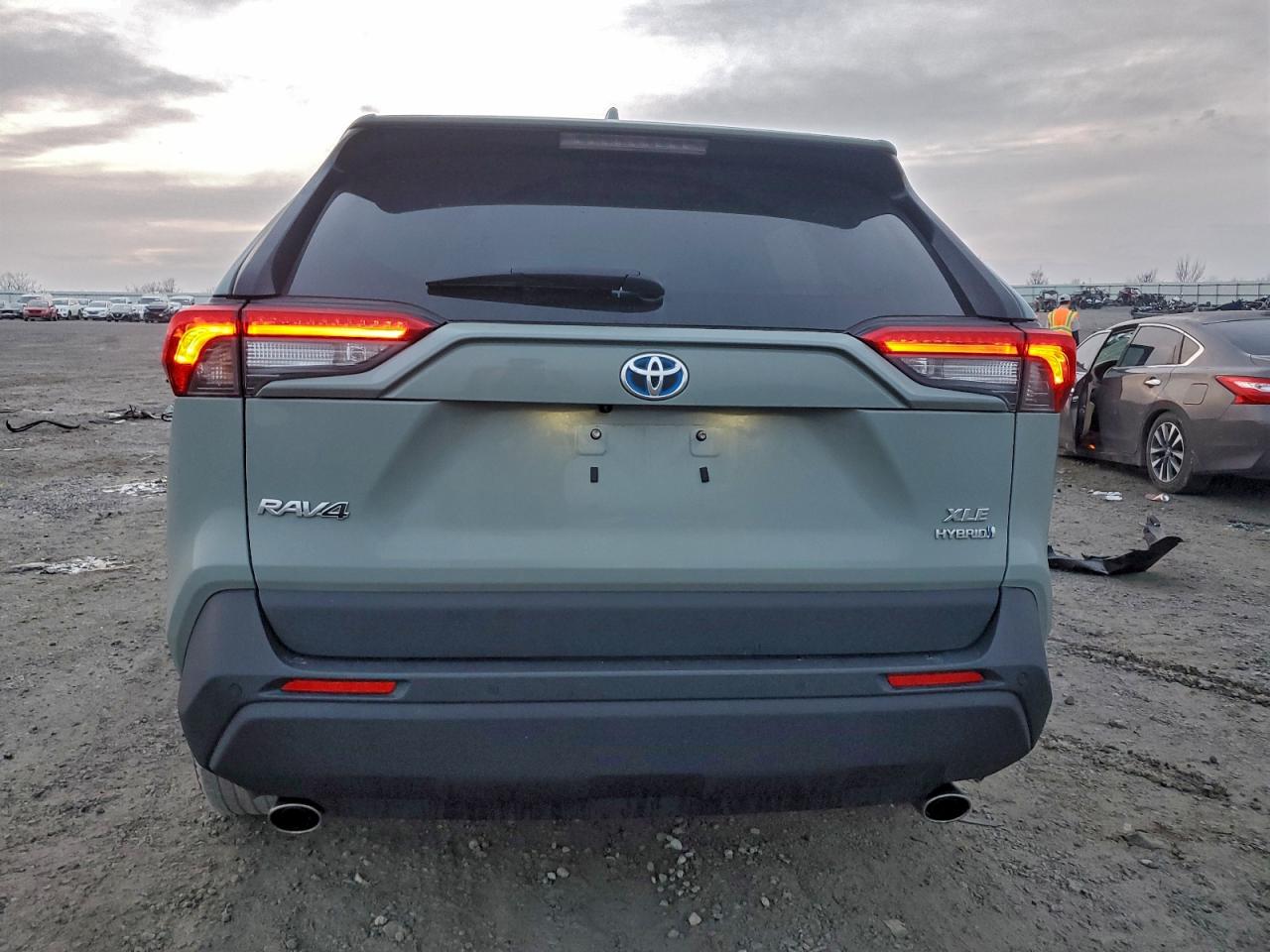 Toyota RAV4 Xle Premium Image 8