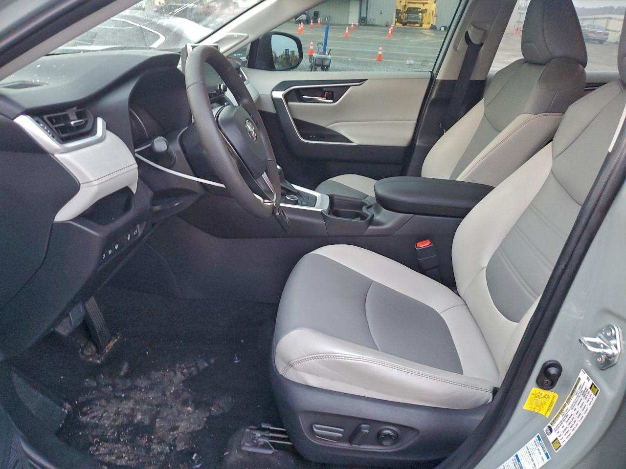 Toyota RAV4 Xle Premium Image 13