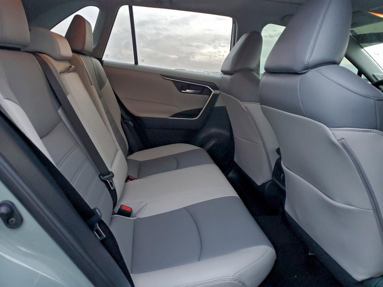 Toyota RAV4 Xle Premium Image 11