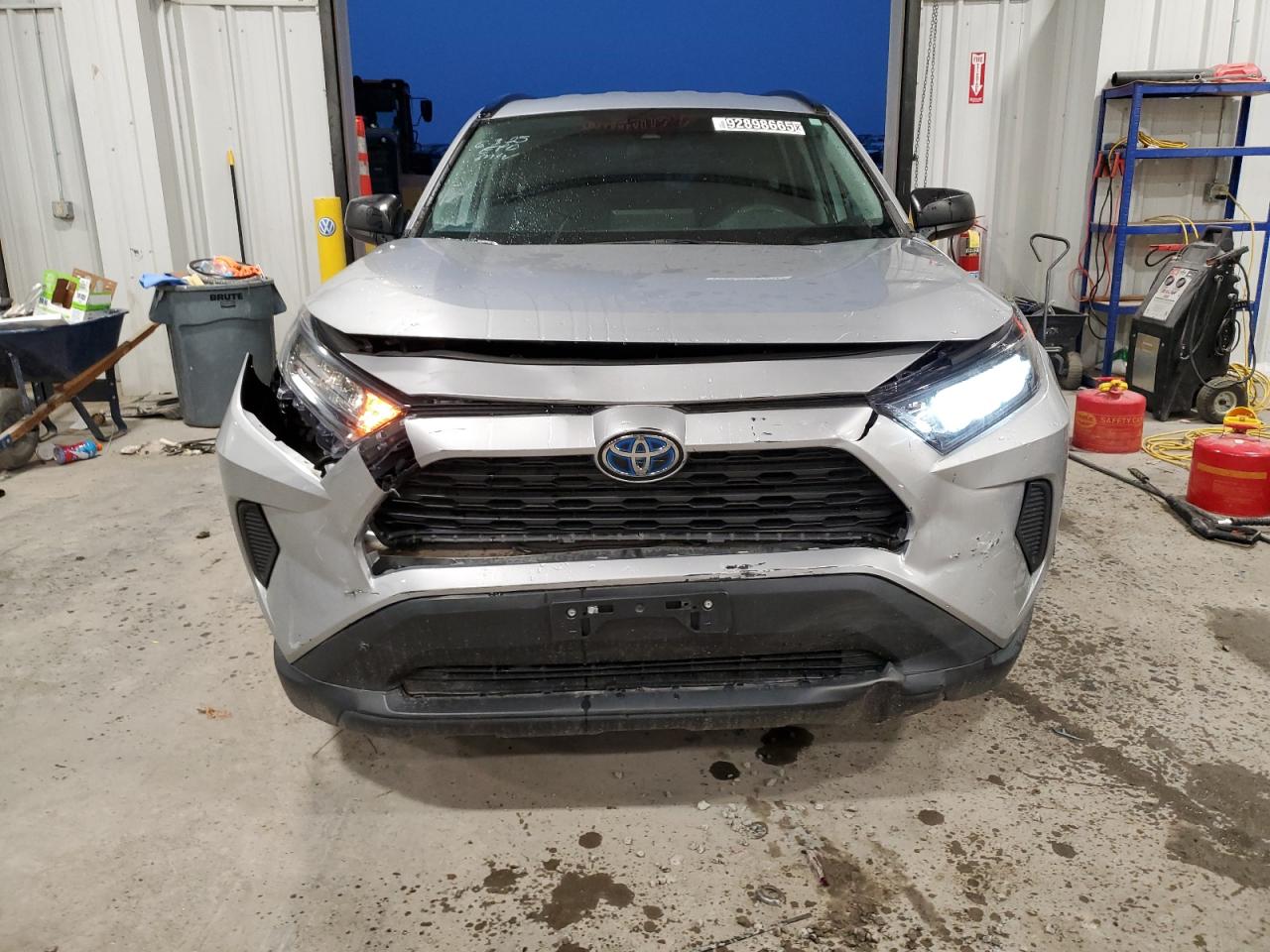 Toyota RAV4 Le Image 11