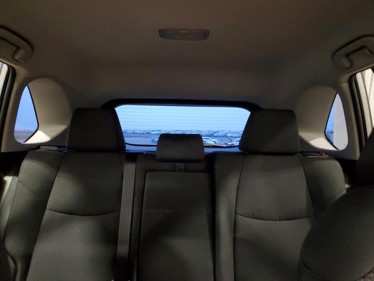 Toyota RAV4 Le Image 9