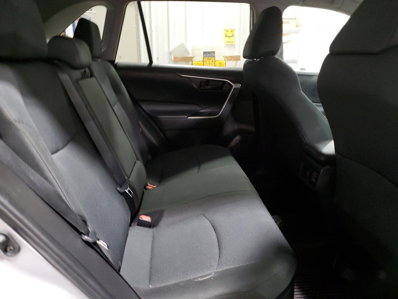 Toyota RAV4 Le Image 7