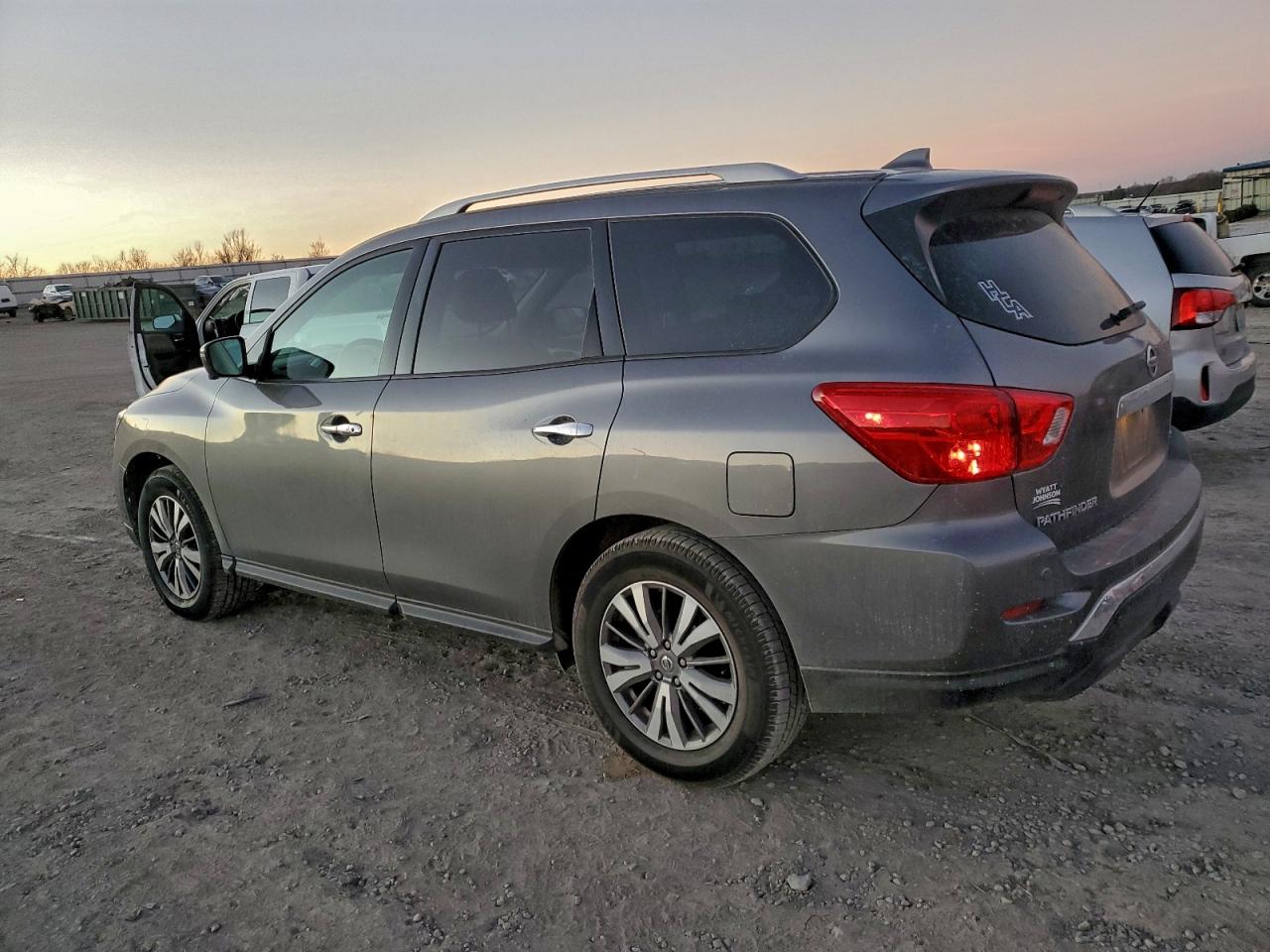 Nissan Pathfinder Sl Image 3