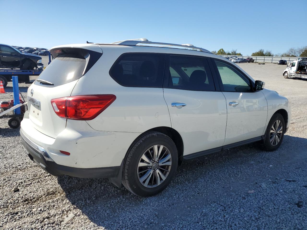 Nissan Pathfinder S Image 5
